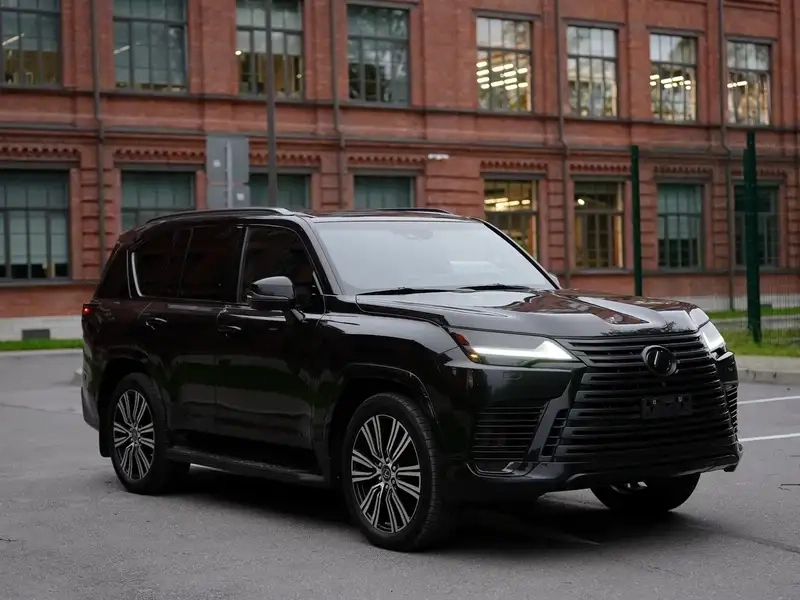 Xe lexus lx600 mui trần phong cách khác biệt