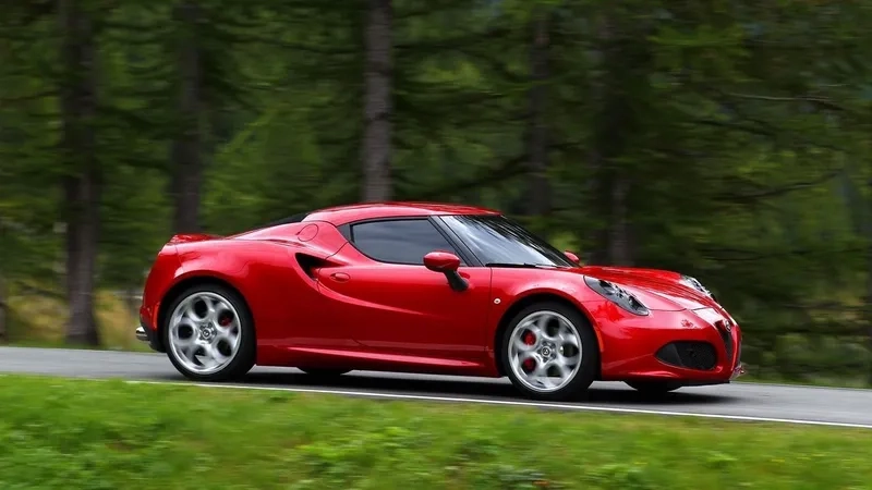 Xe alfa romeo 4c phong cách thể thao cực chất và mạnh mẽ