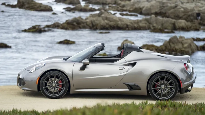 Xe alfa romeo 4c cảm hứng siêu xe cho người mê tốc độ