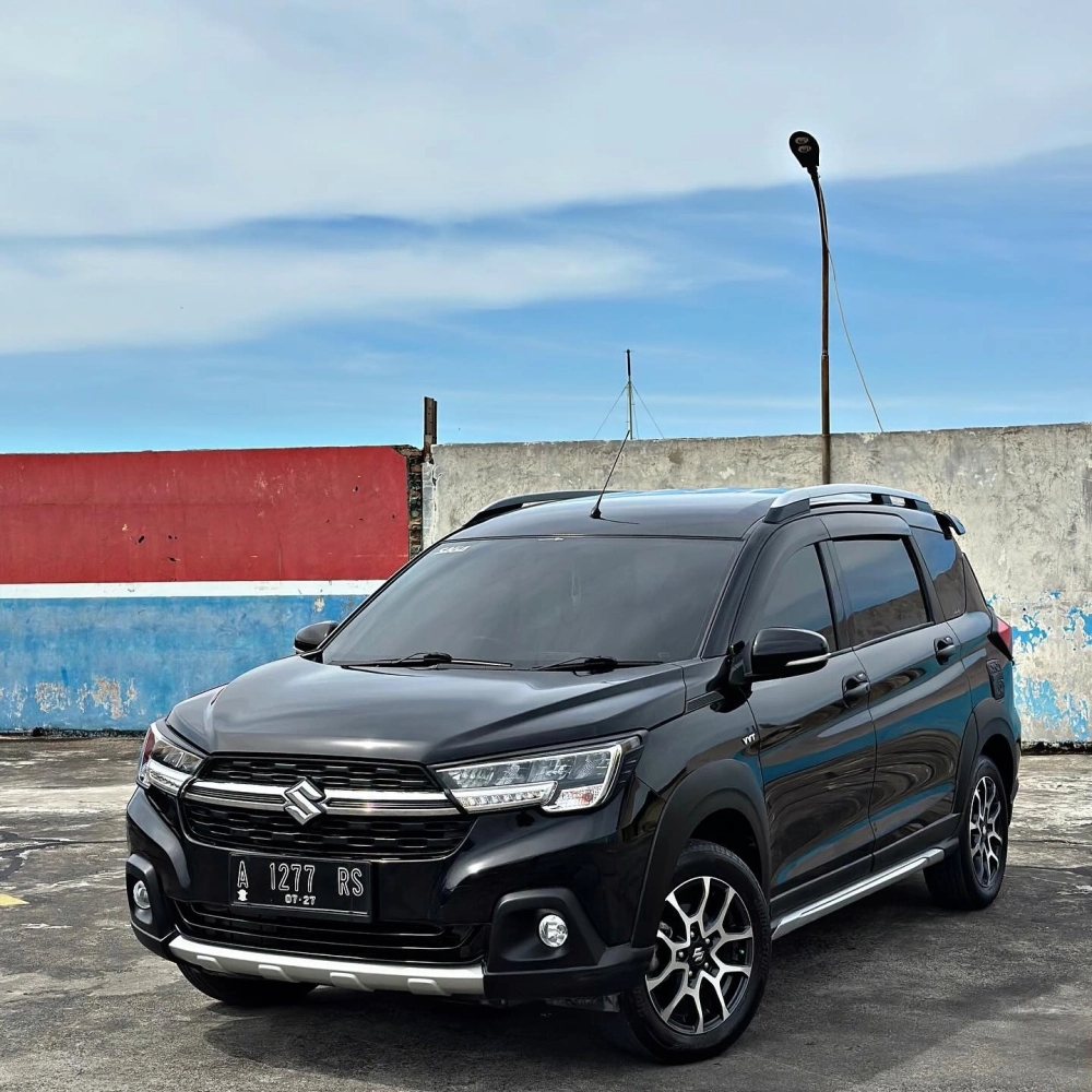 Suzuki XL7 màu đen độ mâm phay xước thiết kế cánh hoa đẹp mắt