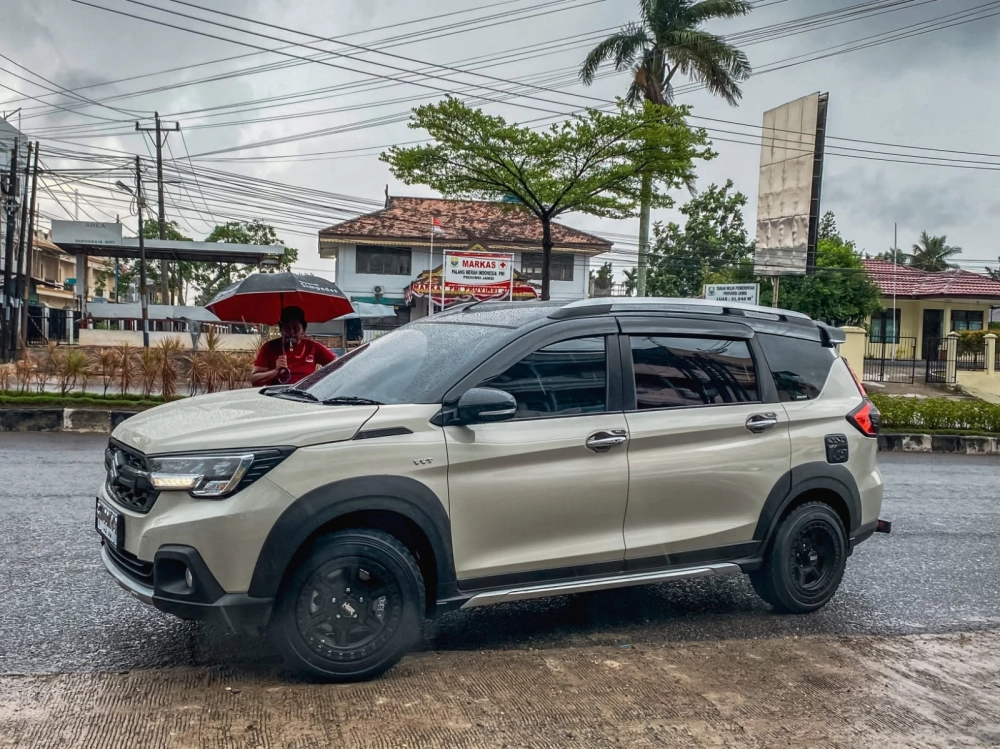 Suzuki XL7 màu kem độ mâm offroad màu đen nhám nhìn rất cứng cáp