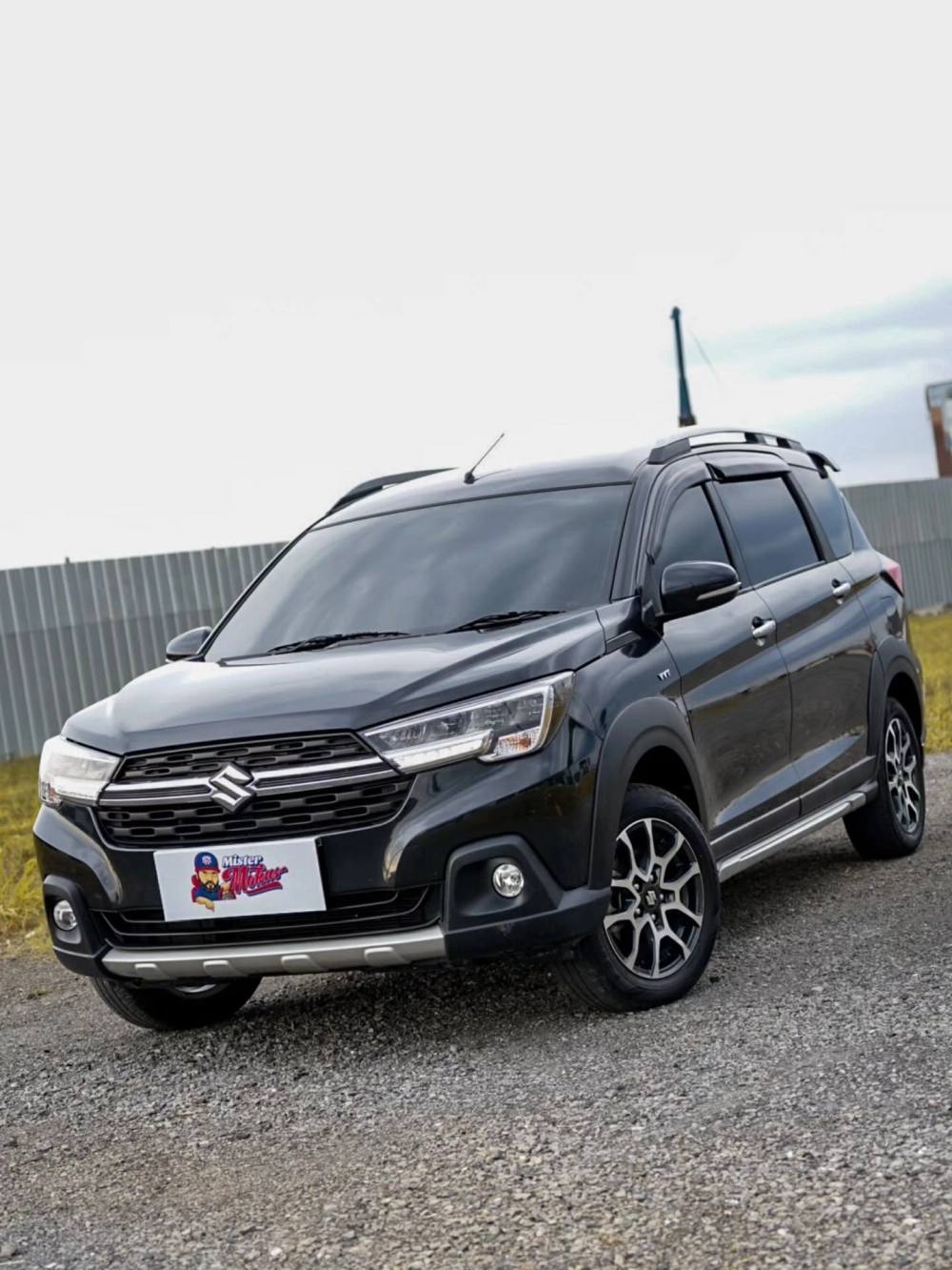 Suzuki XL7 màu đen độ mâm đa chấu thể thao phong cách hiện đại