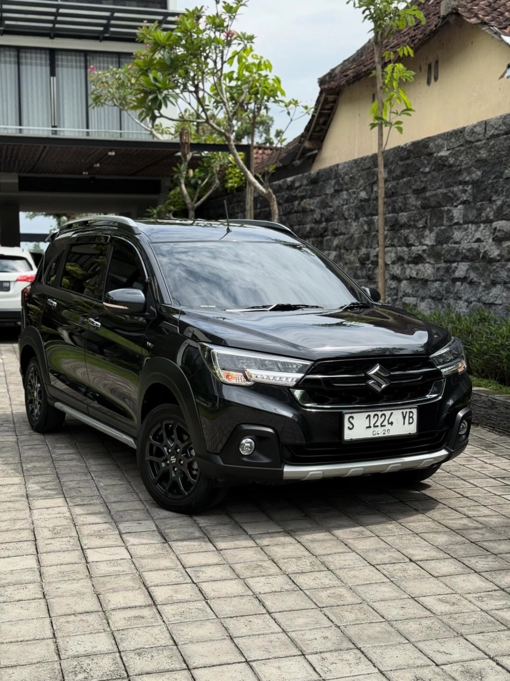 Xe Suzuki XL7 màu đen độ mâm đa chấu màu tối nhìn rất ngầu