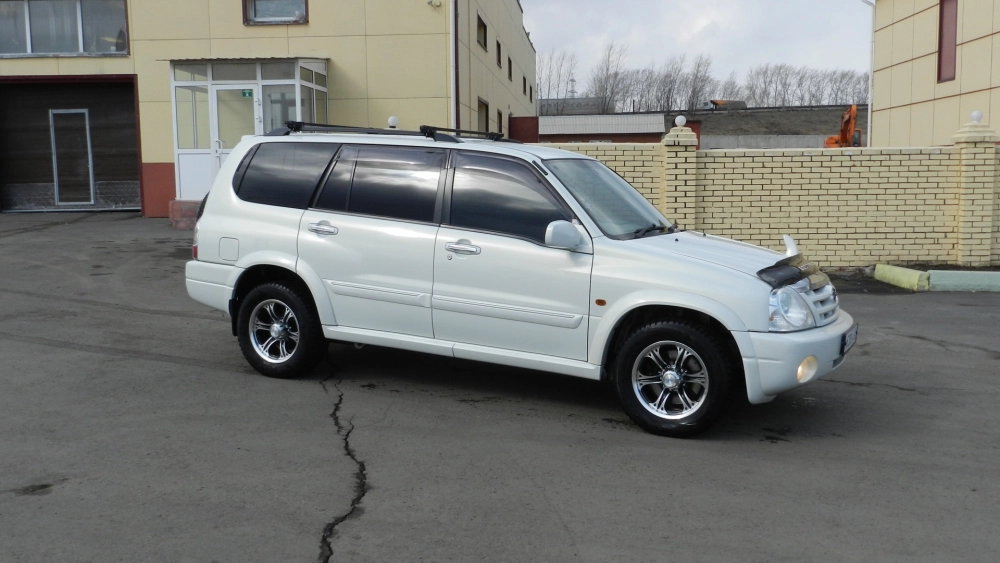 Xe Suzuki XL7 đời cũ độ mâm chrome sáng bóng phong cách sang trọng