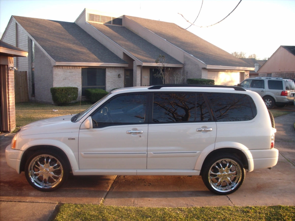 Ảnh Suzuki XL7 độ mâm Chrome kích thước lớn sáng bóng nổi bật