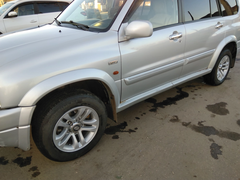 Ảnh Suzuki XL7 độ mâm màu bạc đa chấu trên xe đời cũ cổ điển