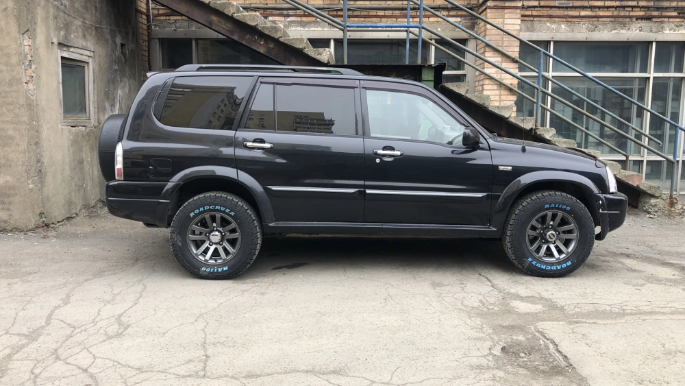 Ảnh Suzuki XL7 độ mâm màu xám lốp gai địa hình cực ngầu chất