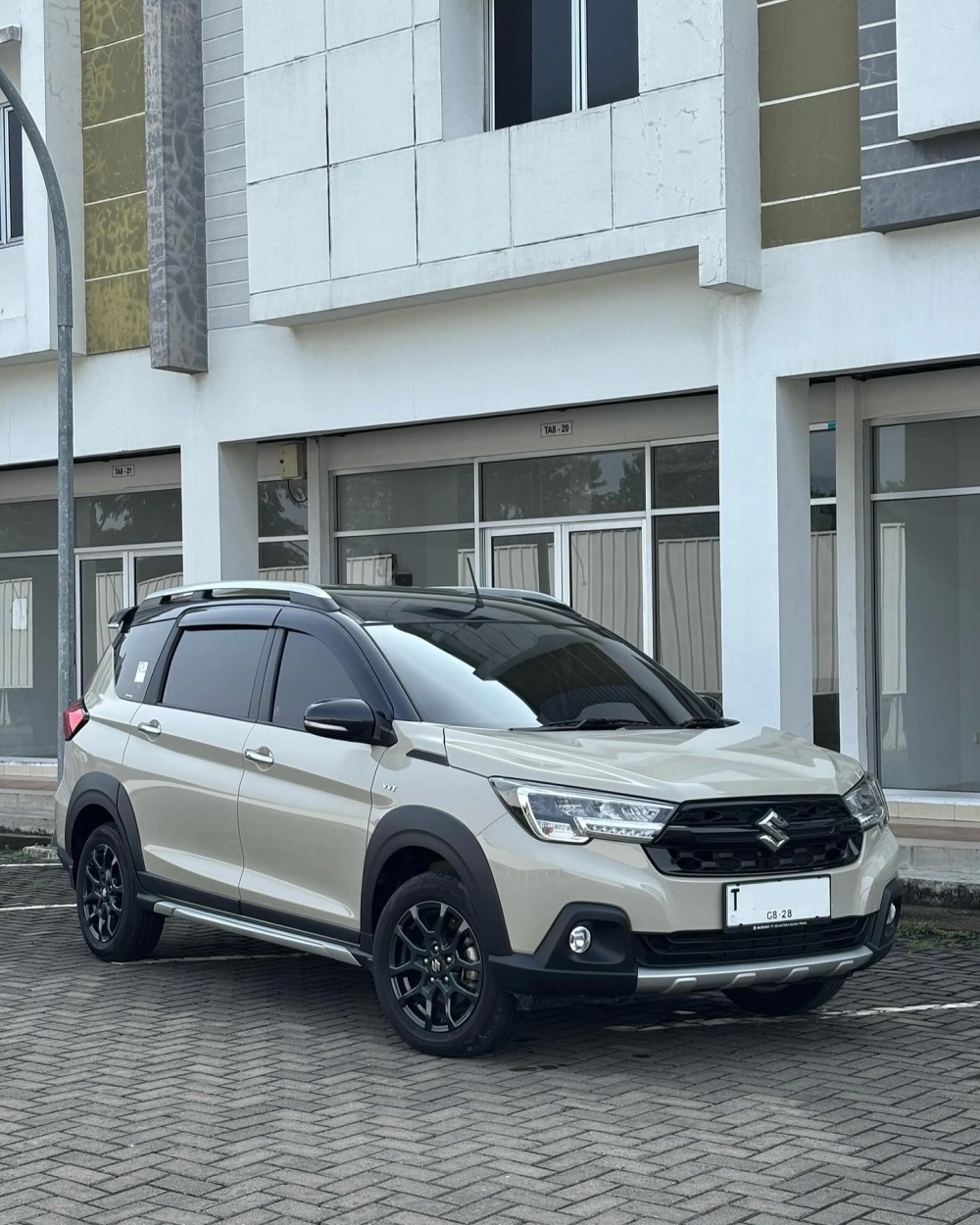 Ảnh Suzuki XL7 độ mâm đa chấu màu đen trên xe màu kem đẹp