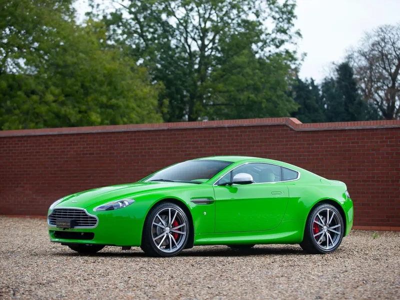 Trải nghiệm xe aston martin 4k với chi tiết cực nét