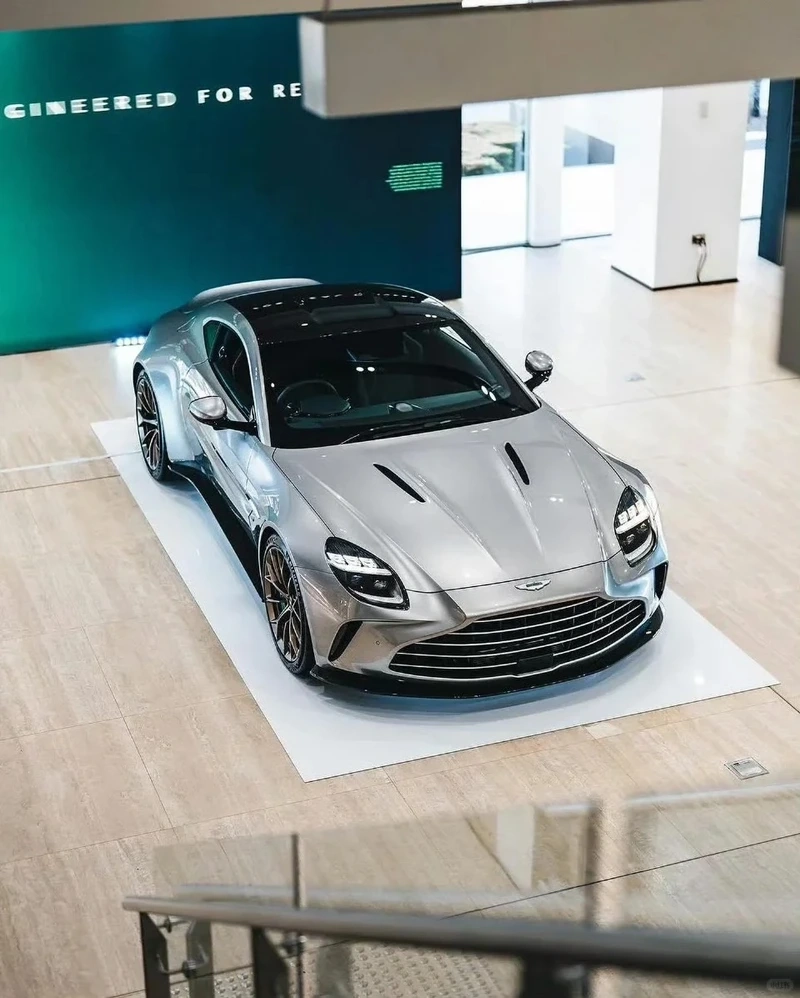 Mui trần phóng khoáng đỉnh cao Aston Martin Vantage mui trần