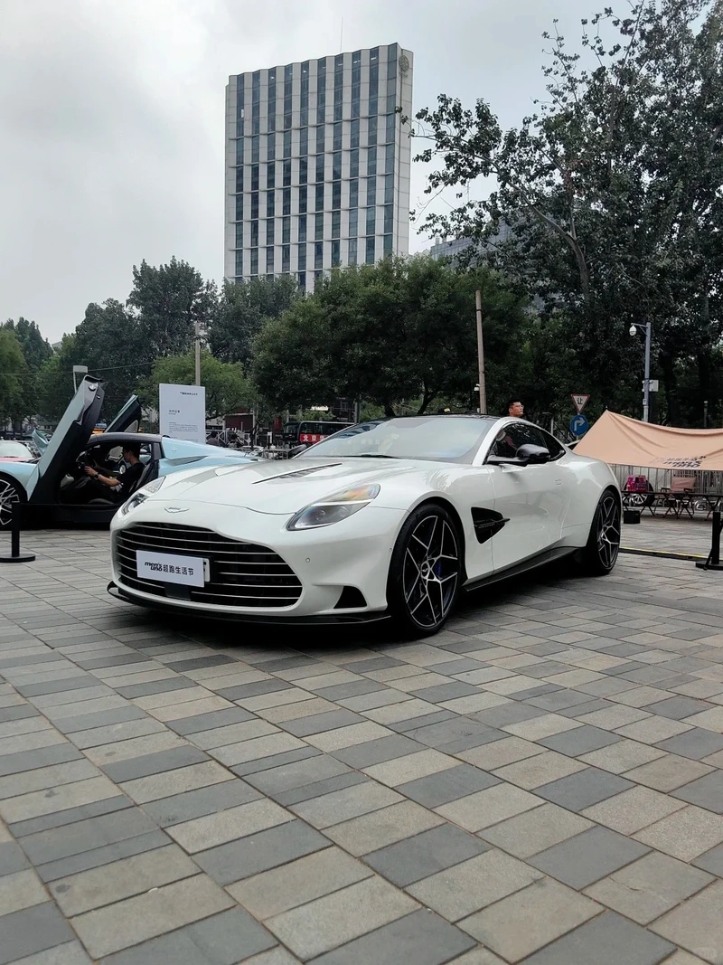 Aston Martin Vantage đẳng cấp Anh