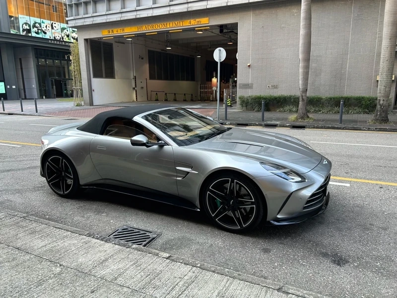 Aston Martin Vantage phong cách quý tộc