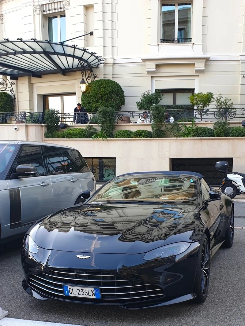 Động cơ V8 mạnh mẽ vượt trội Aston Martin Vantage V8