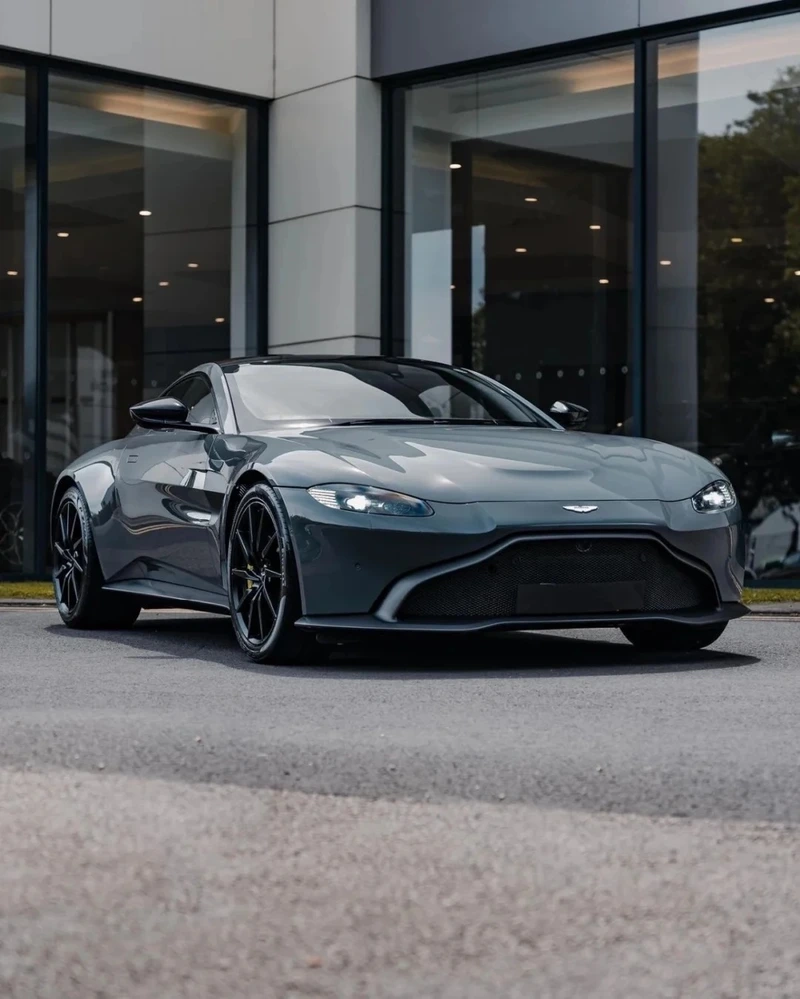 Aston Martin Vantage động cơ mạnh