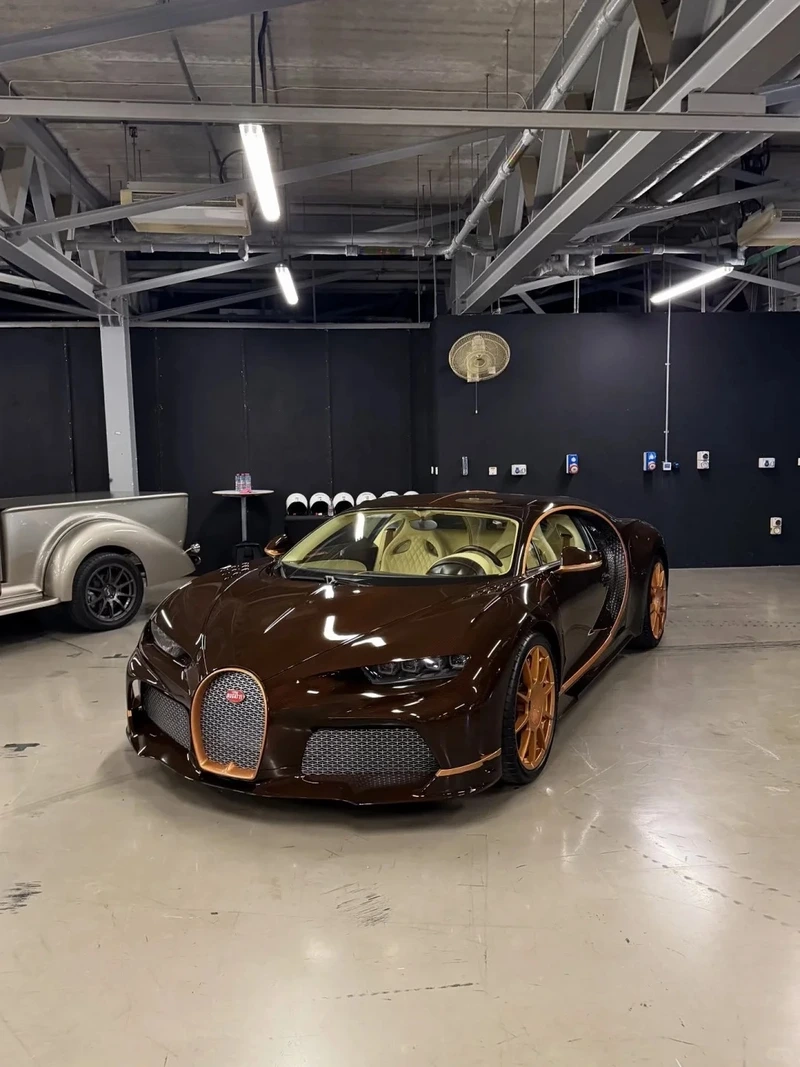 Màu đen huyền bí trên Bugatti Chiron màu đen