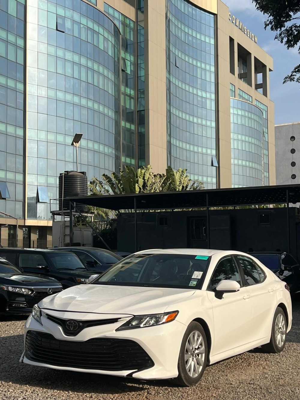 Hình ảnh xe Camry độ mâm hợp kim nhôm màu bạc thiết kế lịch lãm