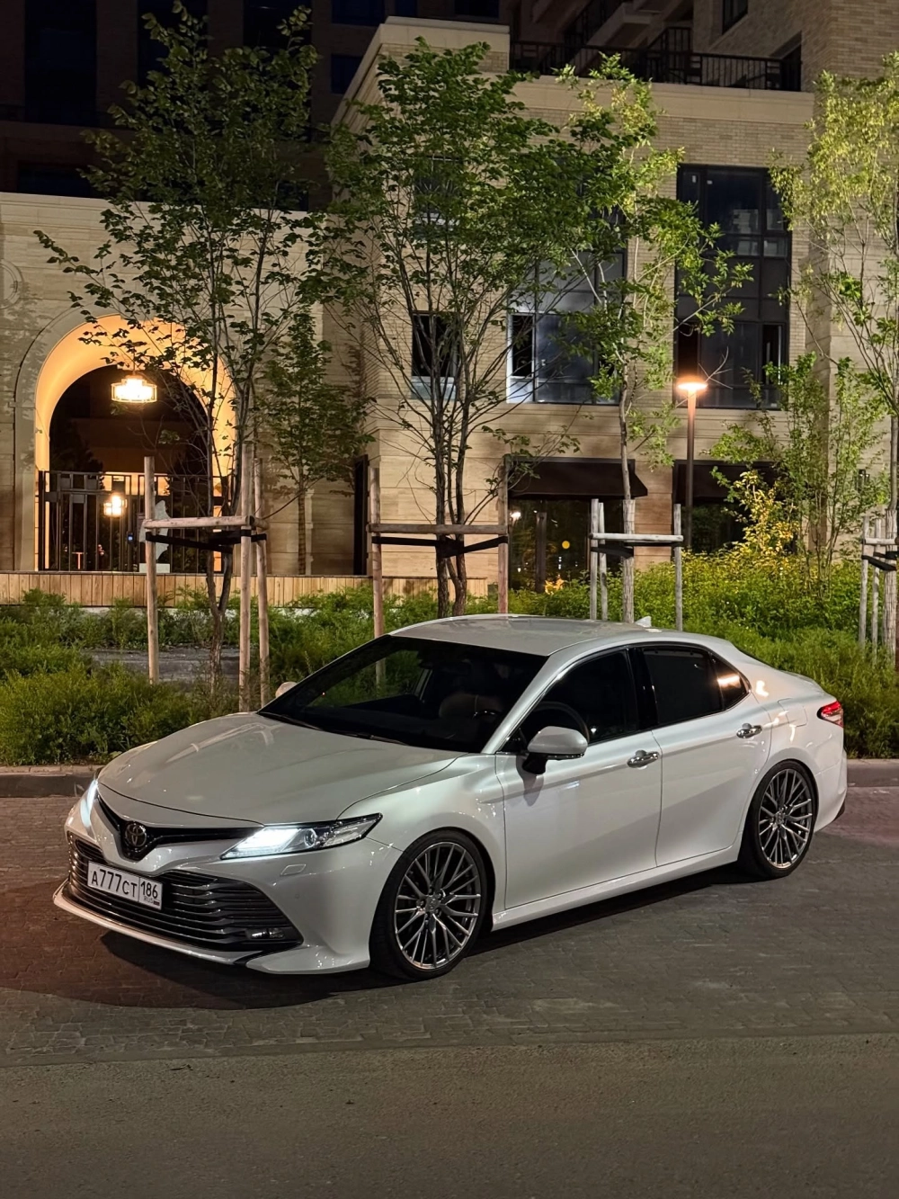 Xe Camry độ mâm kiểu lưới độc đáo màu xám bạc nổi bật về đêm