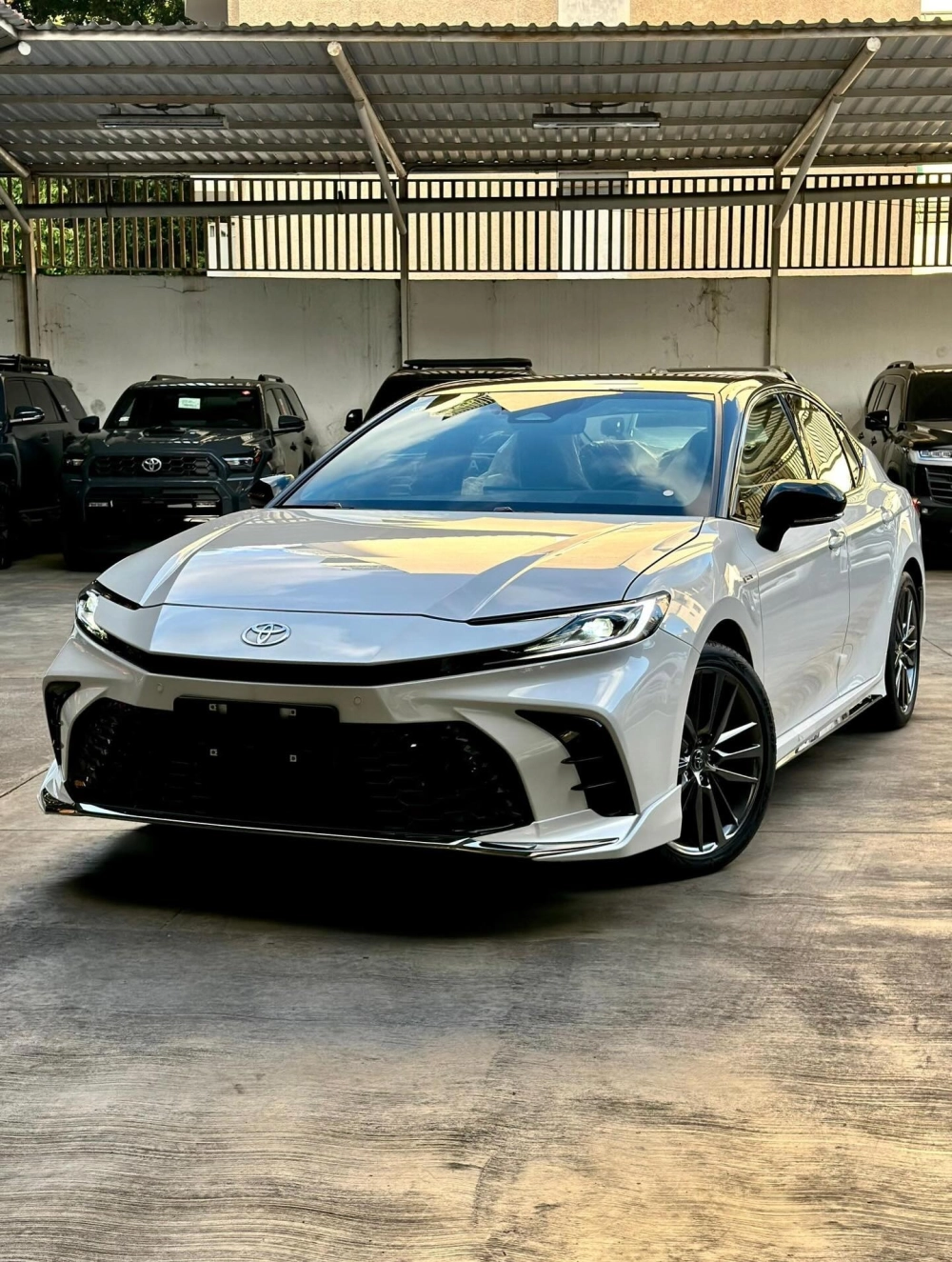 Toyota Camry độ mâm phay xước 2 tông màu thể thao đầy cuốn hút