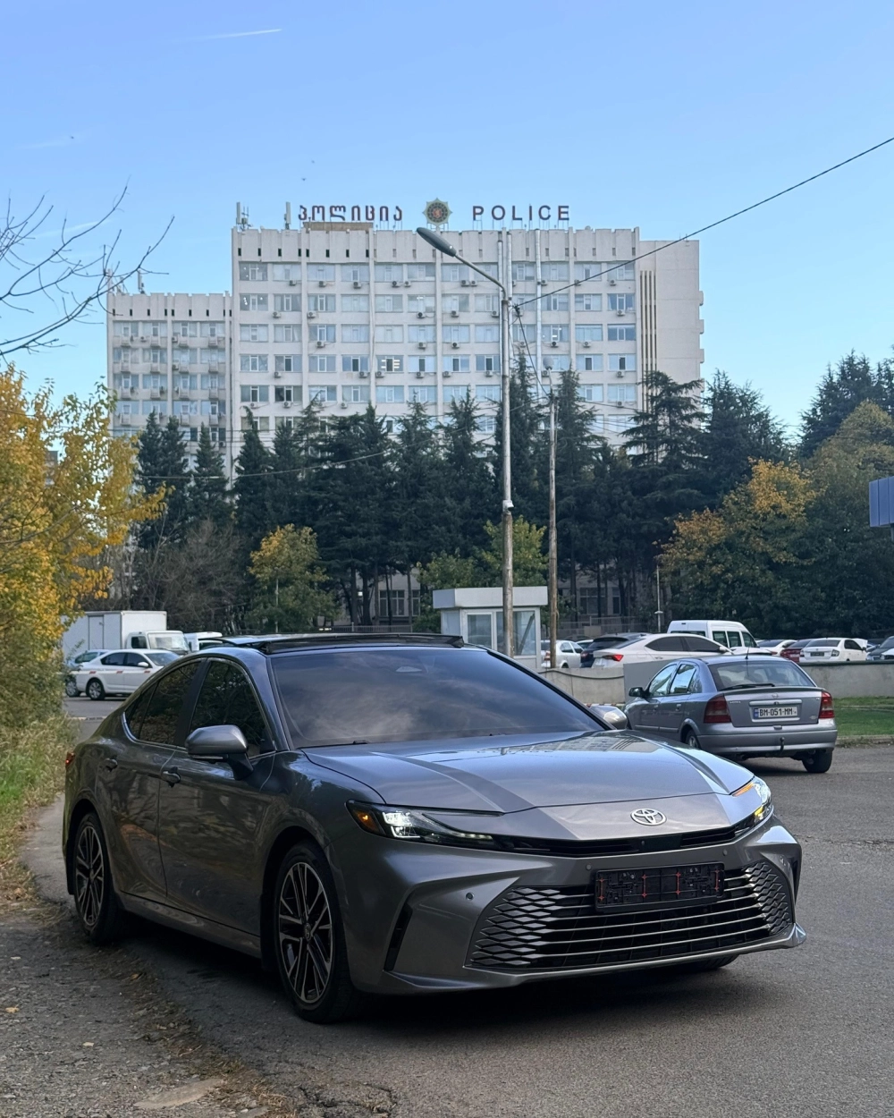 Xe Toyota Camry độ mâm nan hoa màu đen phay sáng cá tính mạnh