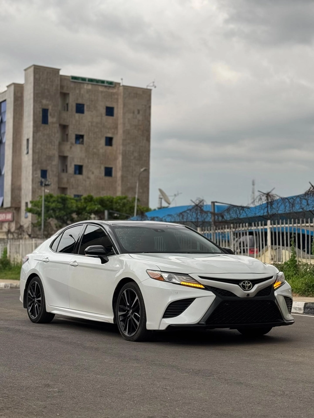 Mẫu xe Camry độ mâm 5 chấu kép màu đen phong cách thể thao đẹp