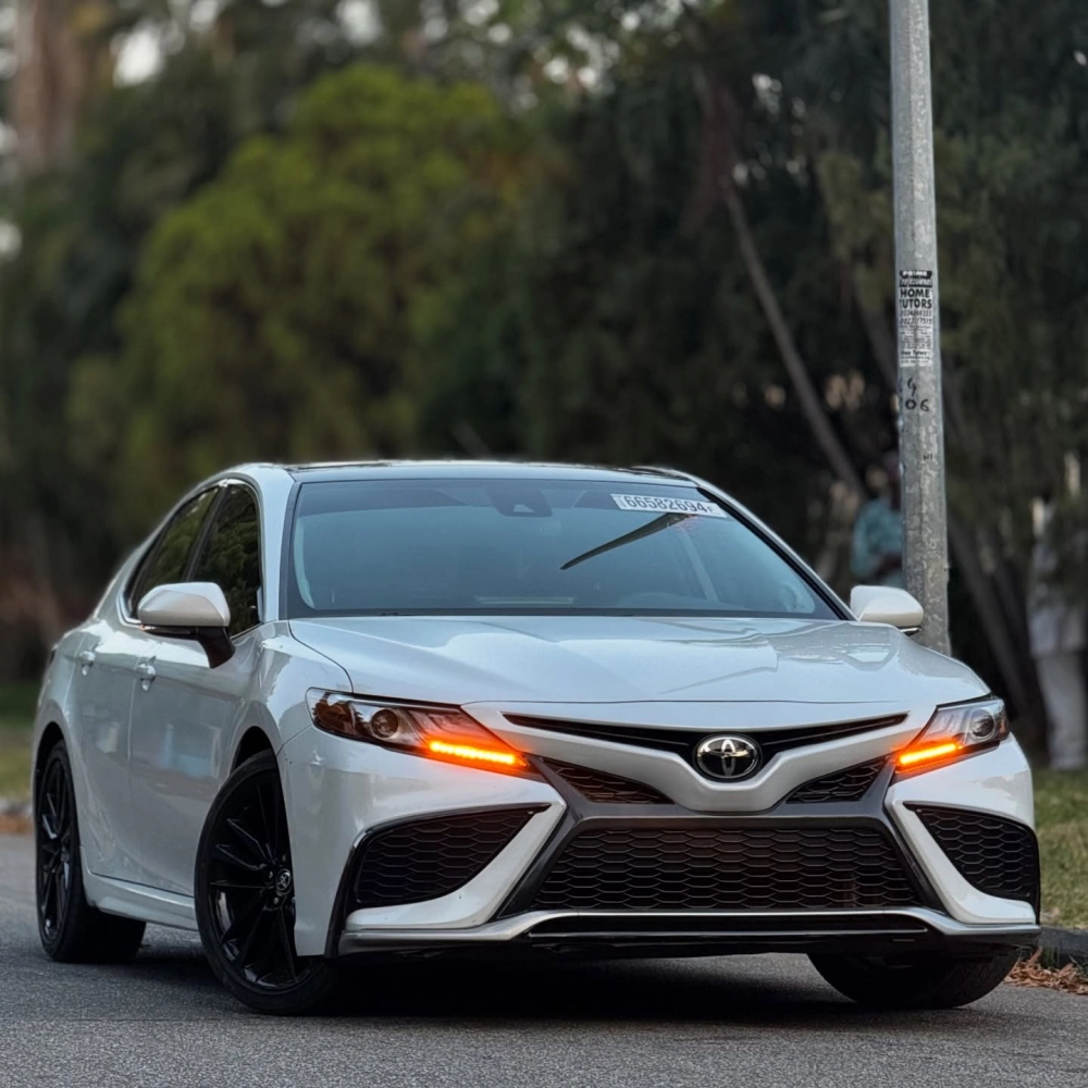 Camry độ mâm đen bóng đa chấu tạo điểm nhấn cho ngoại thất xe