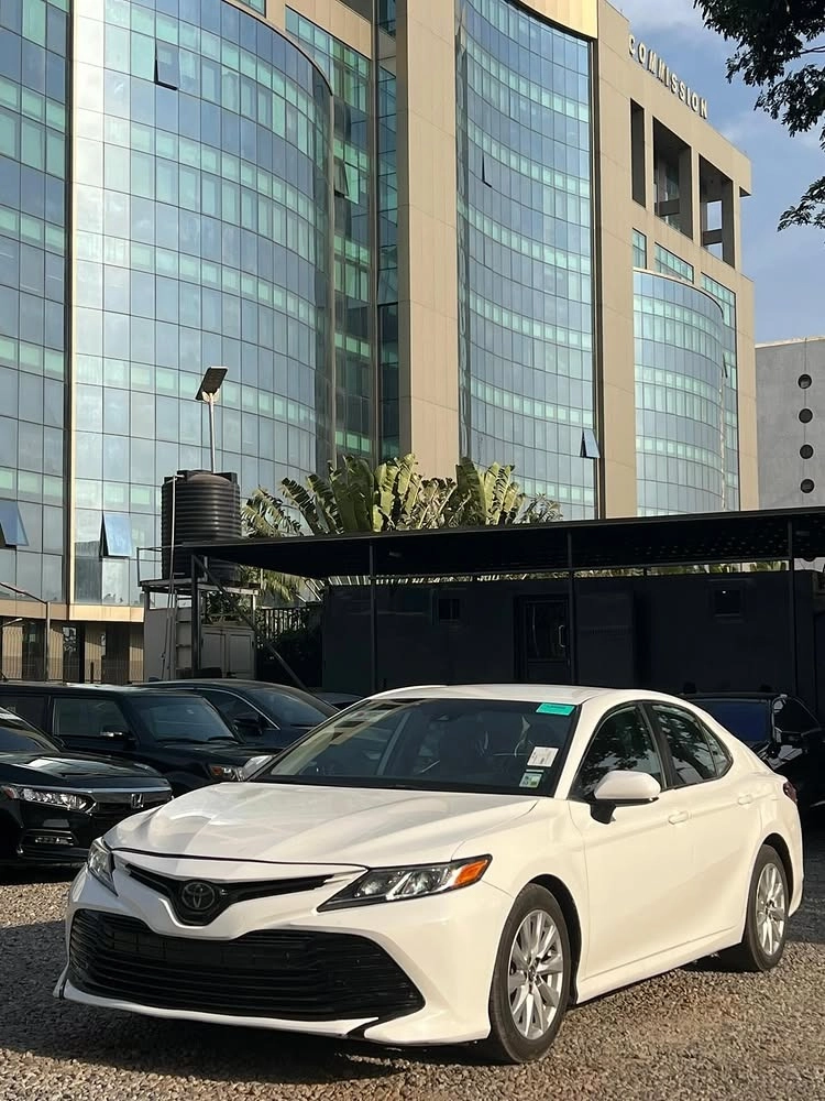 Camry độ mâm đúc màu bạc thiết kế nguyên bản tinh tế thanh lịch