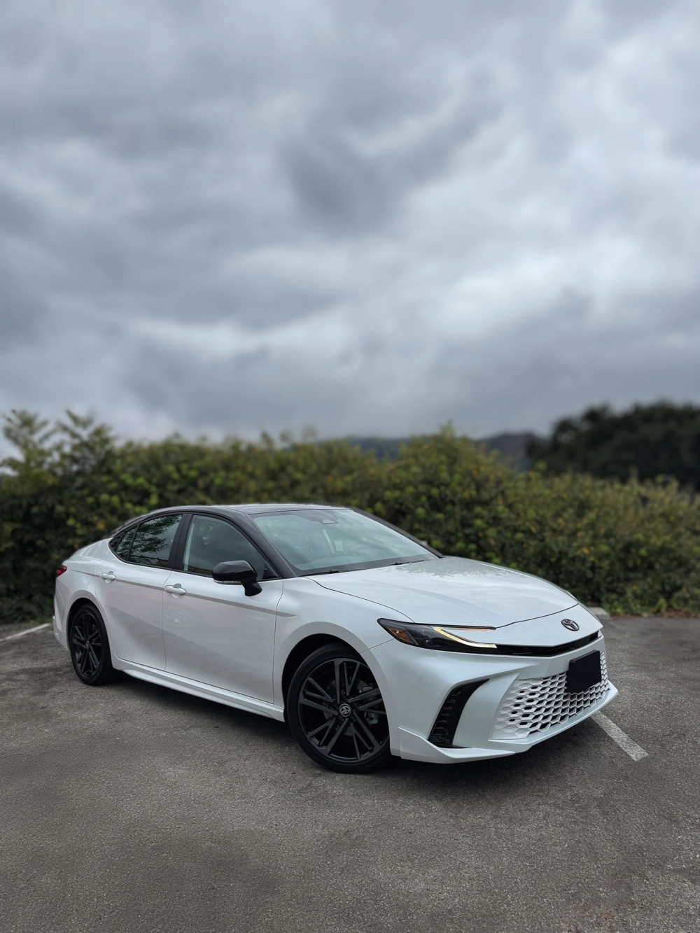 Camry độ mâm đa chấu sơn đen mờ thiết kế thể thao xe đời mới