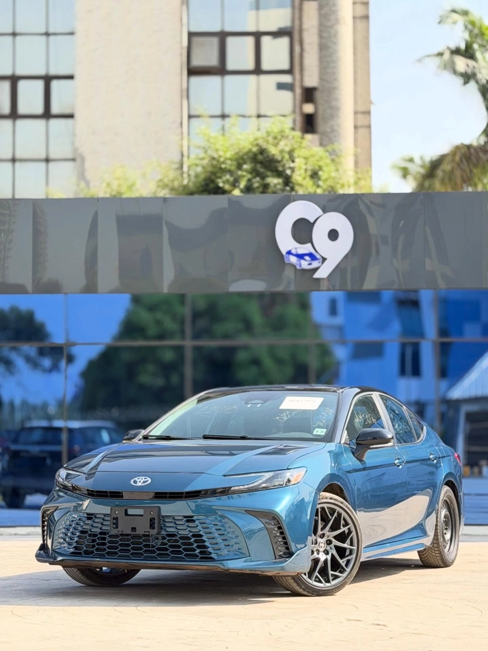 Toyota Camry độ mâm đa chấu màu xám chì thể thao cực bắt mắt