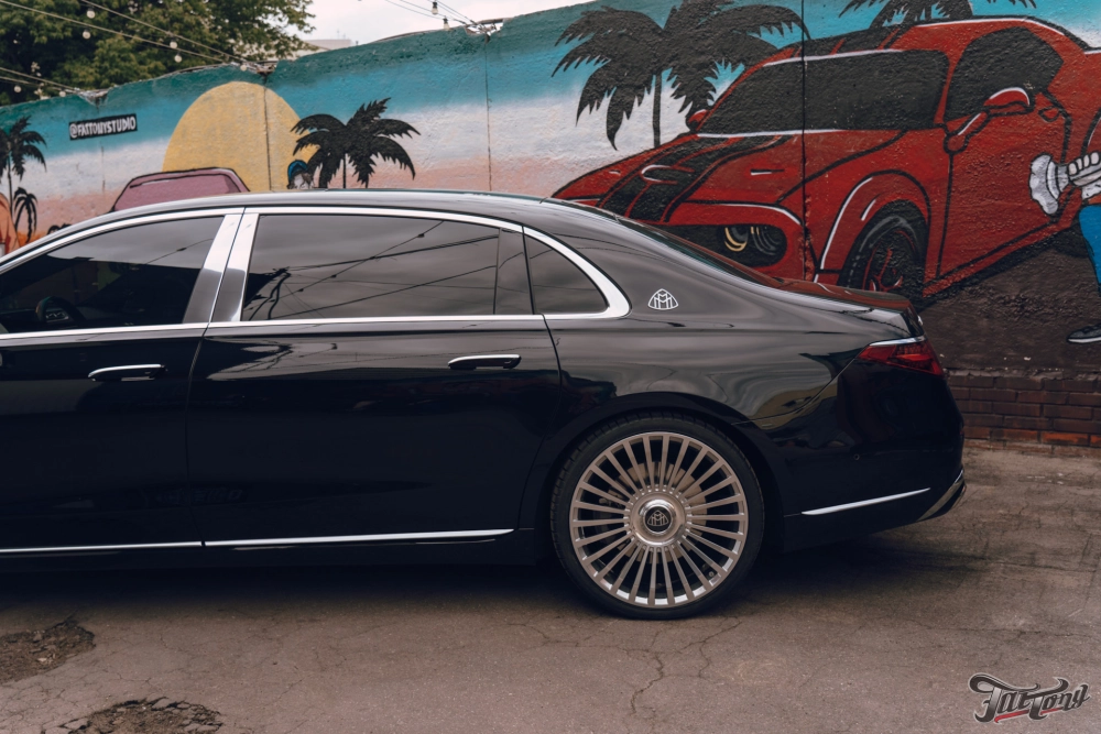 Góc nghiêng xe sang màu đen độ mâm Maybach đa chấu đẹp