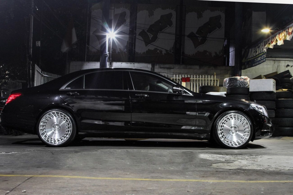 Xe sang độ mâm Maybach màu bạc thiết kế nan dày đặc ấn tượng