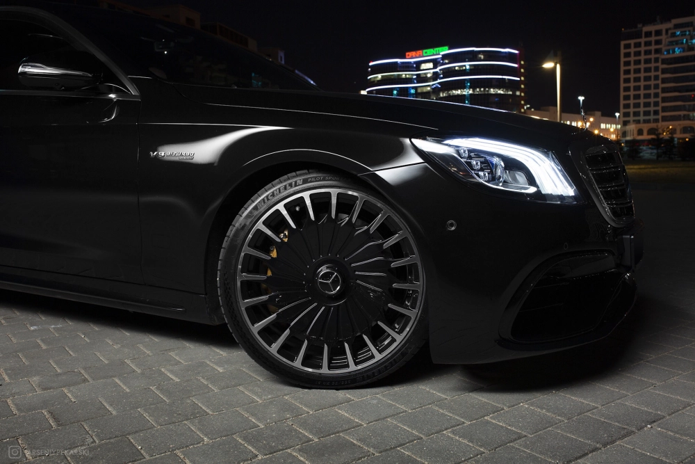 Độ mâm Maybach màu đen viền bạc đa chấu trên Mercedes S-Class