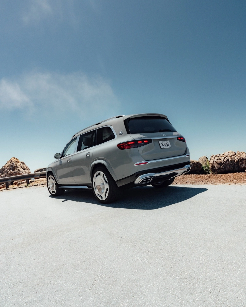 SUV hạng sang màu xám độ mâm Maybach đĩa kín cổ điển đẹp