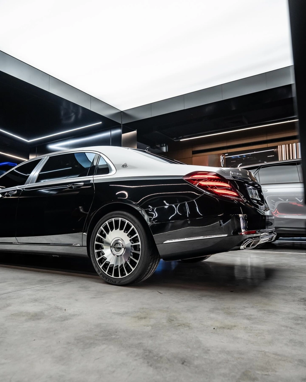 Góc sau xe sang hai màu độ mâm Maybach đa chấu thanh lịch