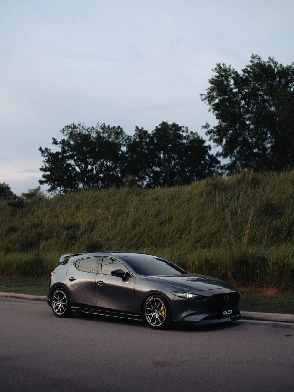 Độ mâm xe Mazda 3 hatchback xám lông chuột vành bạc sang trọng