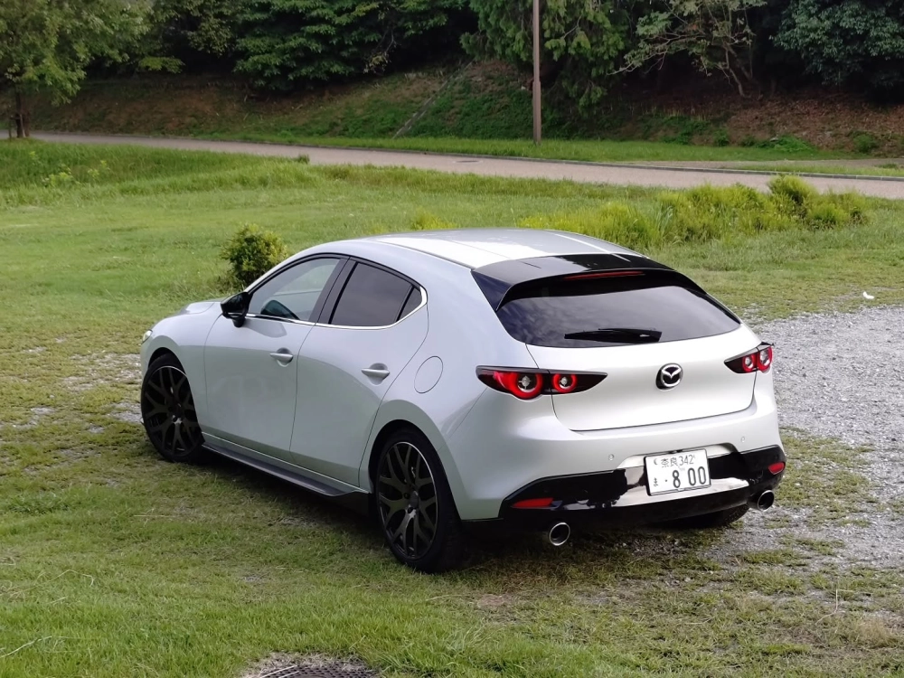 Hình ảnh độ mâm xe Mazda 3 màu trắng đa chấu màu tối cá tính