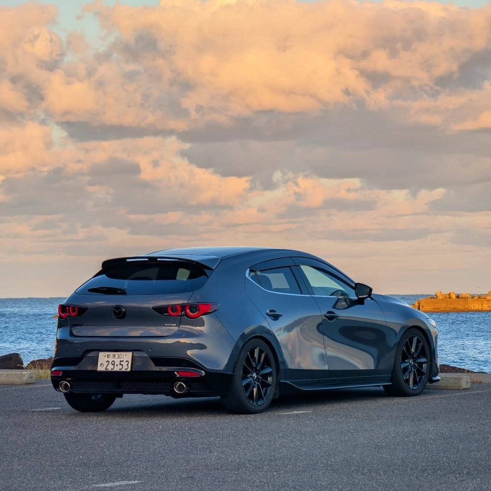 Độ mâm xe Mazda 3 hatchback màu xám xi măng sơn đen biển xanh