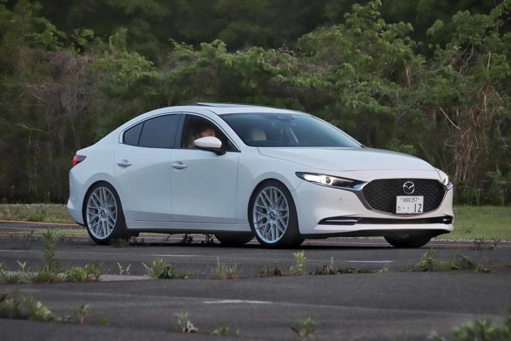 Độ mâm xe Mazda 3 sedan màu trắng thanh lịch mâm đa chấu màu bạc