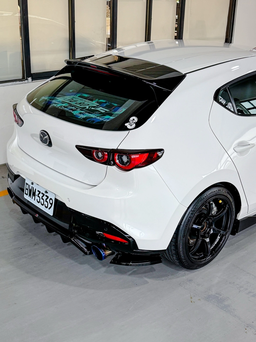 Độ mâm xe Mazda 3 hatchback màu trắng vành đua Advan thể thao