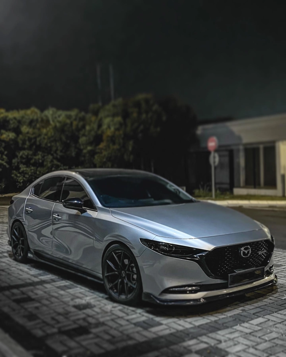 Độ mâm xe Mazda 3 sedan màu bạc vành đen đa chấu cá tính đẹp