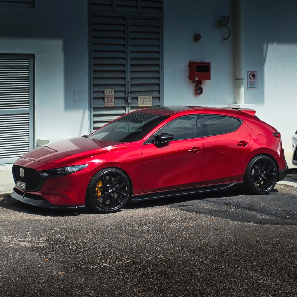 Độ mâm xe Mazda 3 hatchback màu đỏ vành BBS đen bóng cực ngầu