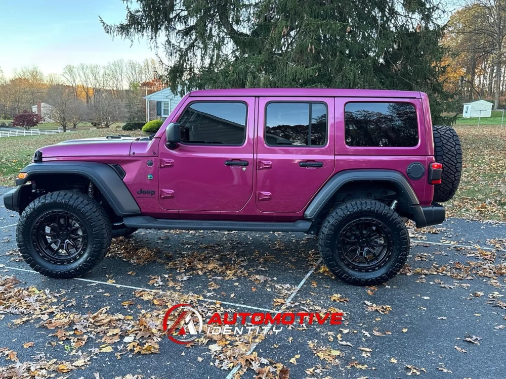 Xe Jeep màu tím độ mâm offroad màu đen đa chấu thiết kế mạnh mẽ