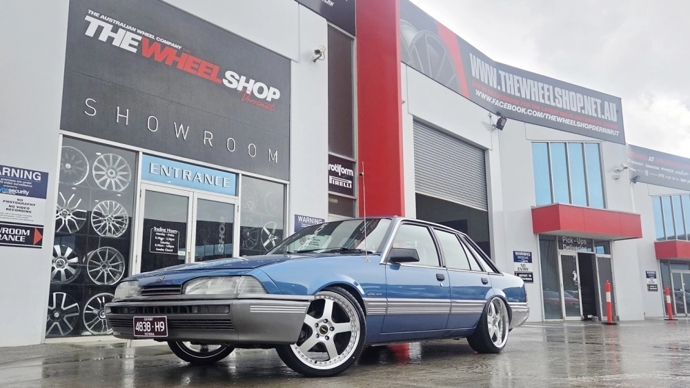 Xe sedan màu xanh độ mâm 5 chấu bản lớn phong cách thể thao