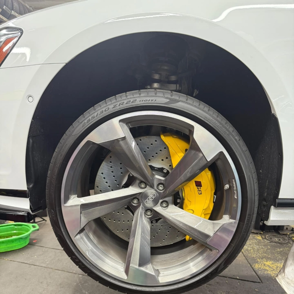 Cận cảnh độ mâm xe ô tô Audi 5 chấu phay xước kẹp phanh vàng