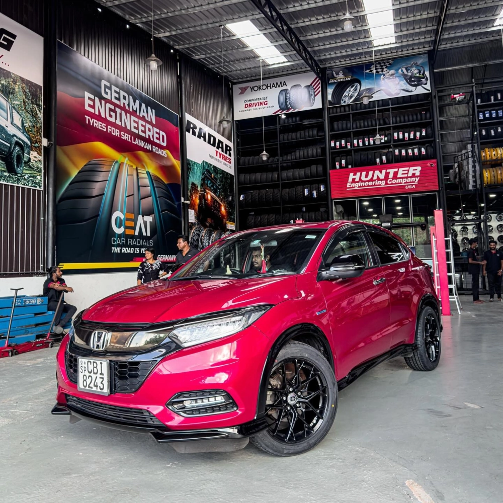 Xe Honda HR-V đỏ độ mâm xe ô tô đa chấu sơn đen bóng thể thao