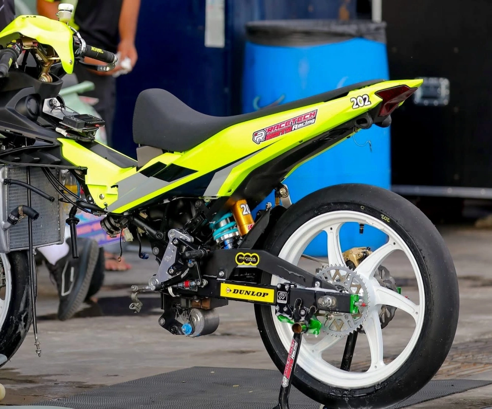 Tổng thể Exciter 150 độ mâm 5 cây màu trắng Racing Boy thể thao