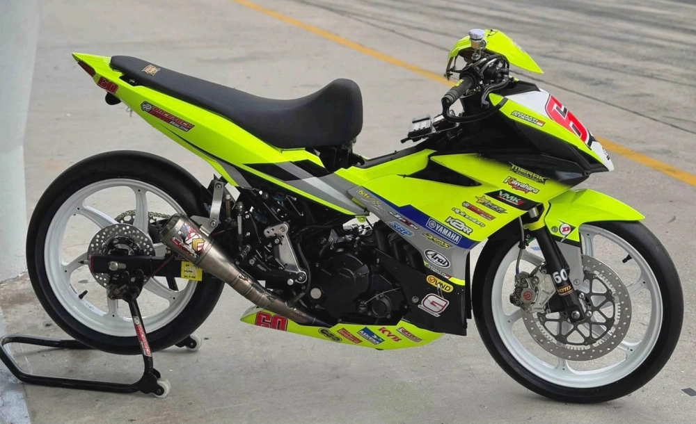 Exciter 150 độ mâm CNC 5 cây K7 màu đen viền trắng cực kỳ sắc sảo