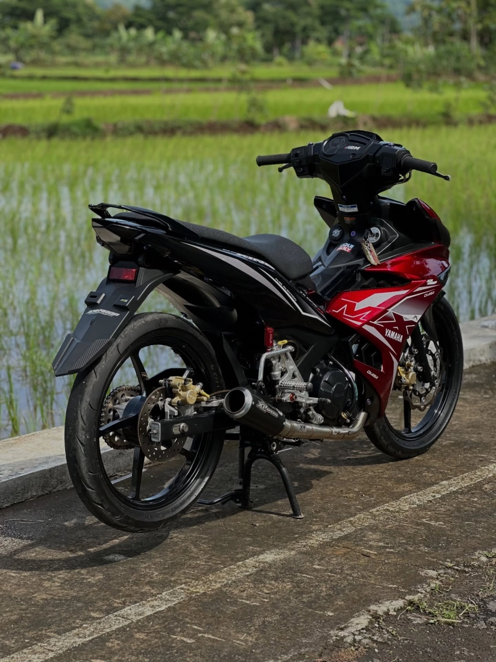 Cận cảnh dàn chân Exciter 150 độ mâm 5 cây màu trắng xe tím đẹp