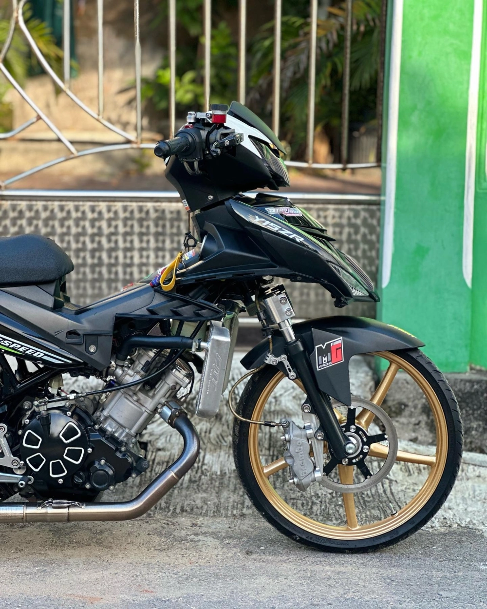 Exciter 150 độ mâm-016 5 cây màu xanh cyan nổi bật trên sân đua xe