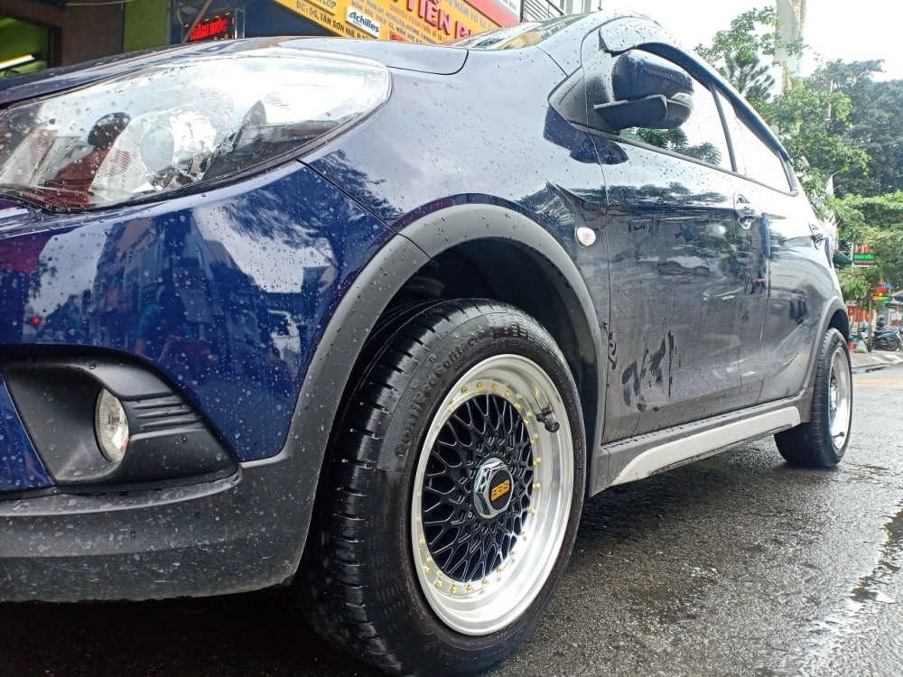 VinFast Fadil độ mâm đa chấu phay xước kiểu dáng thể thao