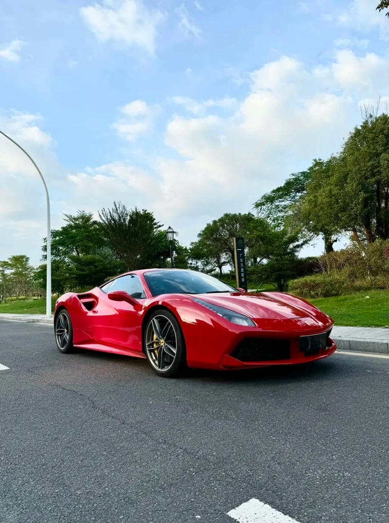 Xe thể thao mạnh mẽ ferrari 488 thể thao
